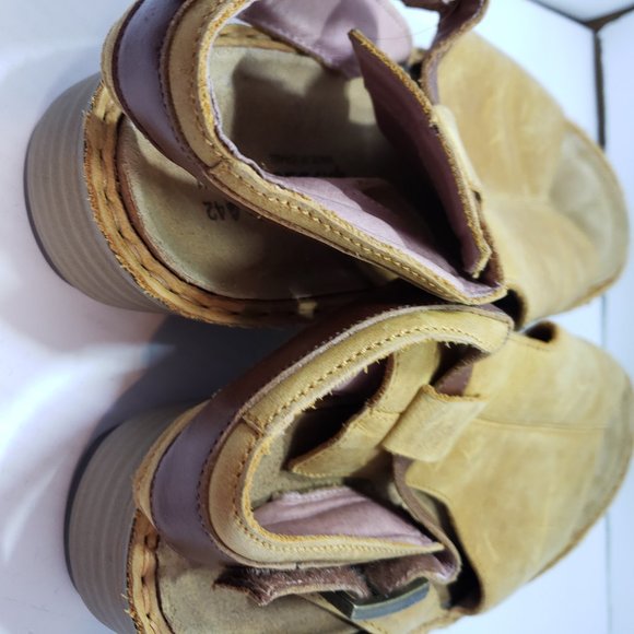 NWOT WOMENS NAOT SZ 42(9US) BUTTERY LEATHER SANDAL main image 5
